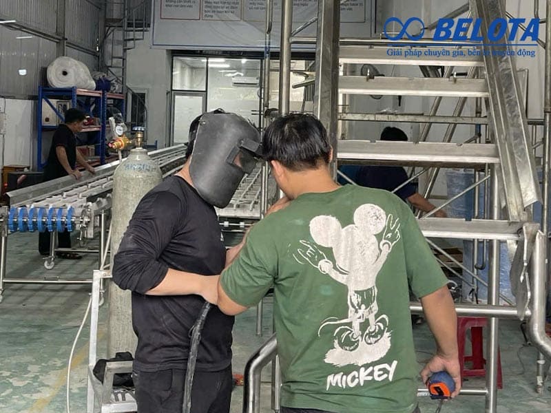 An toàn là yếu tố bắt buộc trong thiết kế băng tải con lăn nhằm bảo vệ người vận hành