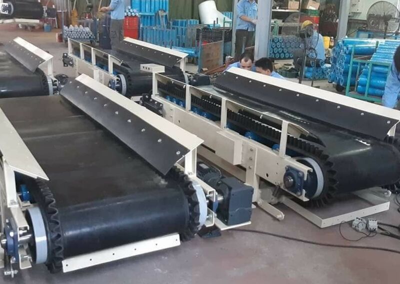 Băng tải cân định lượng hoạt động dựa trên nguyên lý đo và kiểm soát lưu lượng vật liệu theo thời gian thực