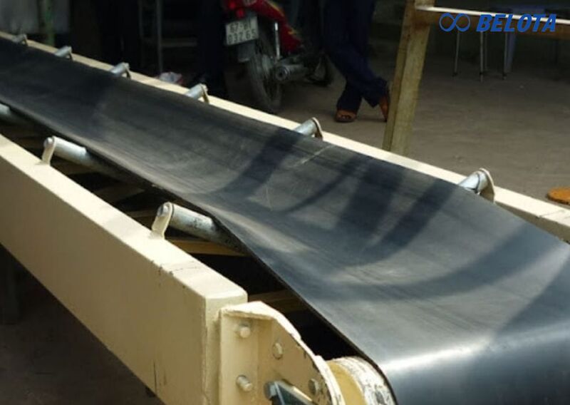 Băng tải cao su lòng máng là hệ thống truyền tải chuyên dụng để vận chuyển vật liệu rời khối lượng lớn