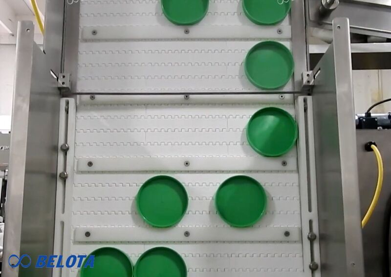 Băng tải cấp nắp chai bằng nhựa Modularp dạng bậc