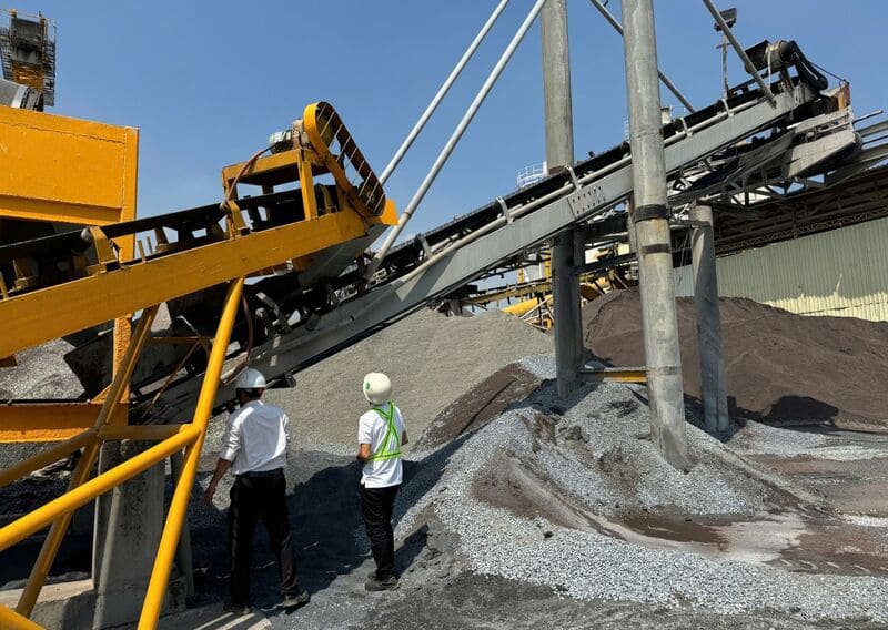 Băng tải cầu cảng là hệ thống dùng để vận chuyển và bốc xếp hàng hóa từ ghe, tàu, xà lan lên bờ hoặc ngược lại