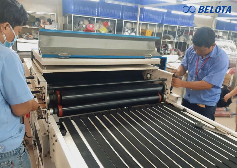 Băng tải chịu nhiệt máy ép keo đóng vai trò truyền động và ép nhiệt trong máy ép keo