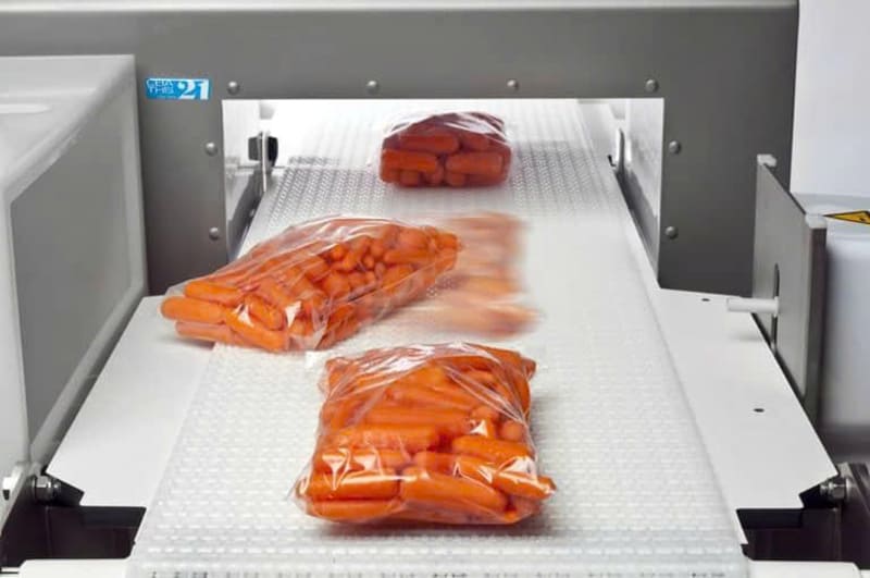 Băng tải cho máy dò kim loại hiện diện trong hầu hết các quy trình cuối của dây chuyền sản xuất