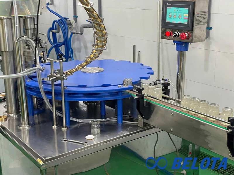 Băng tải chuyên dụng giúp hạn chế va đập khi chai di chuyển qua các công đoạn