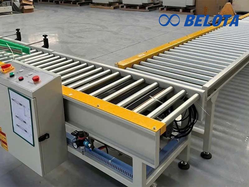 Băng tải con lăn mini tích hợp tự động hóa ứng dụng trong ngành đóng gói