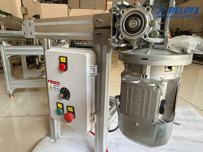 Băng tải con lăn nhôm định hình được tích hợp motor và bộ biến tần điều chỉnh tốc độ