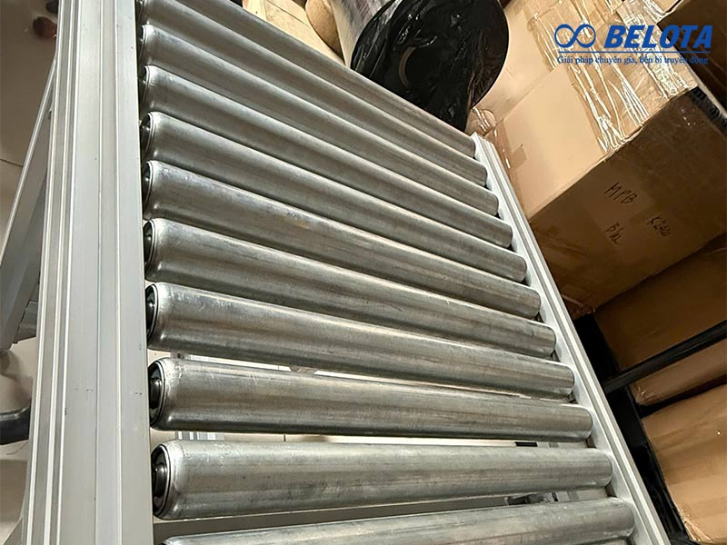 Băng tải con lăn nhôm định hình sử dụng con lăn tự do di chuyển bằng lực đẩy và quán tính