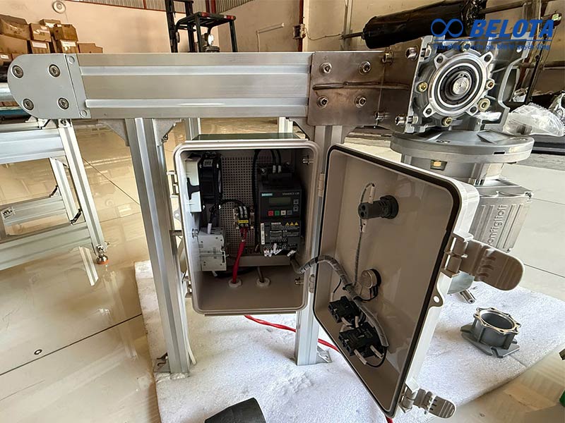 Băng tải con lăn nhôm định hình sử dụng motor