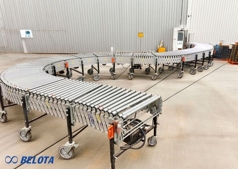 Băng tải con lăn xếp được trang bị bánh xe có khóa, thuận tiện đưa băng tải đến nhiều vị trí khác nhau một cách nhanh chóng