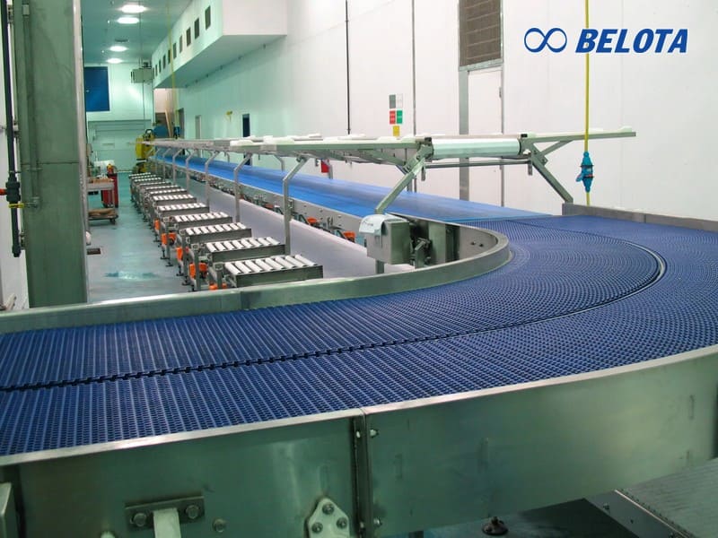 Băng tải cong 90° giúp sản phẩm rẽ sang hướng khác hoặc quay vòng trở lại, tiết kiệm diện tích nhà xưởng