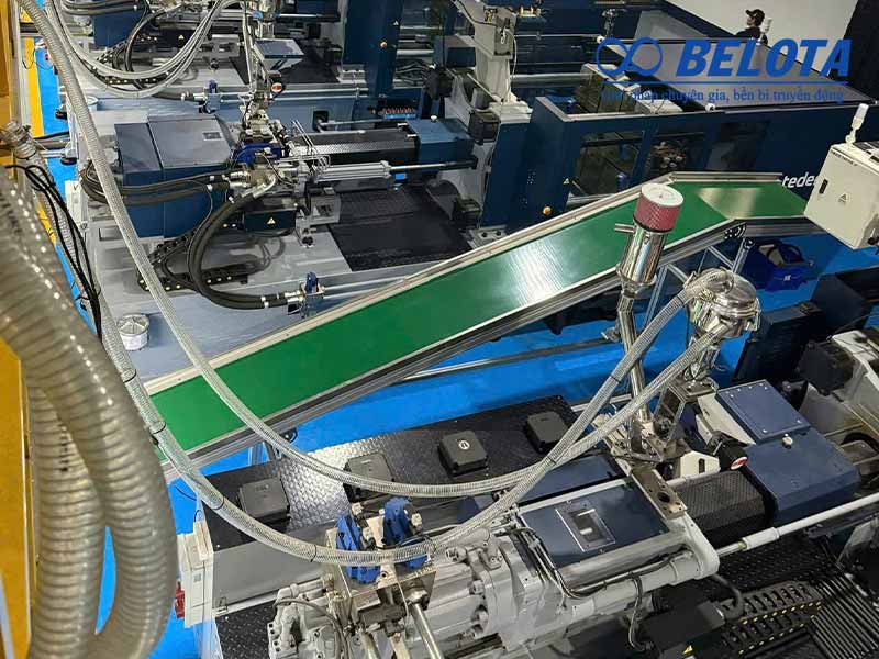 Băng tải gấp khúc PVC thường sử dụng belt màu xanh