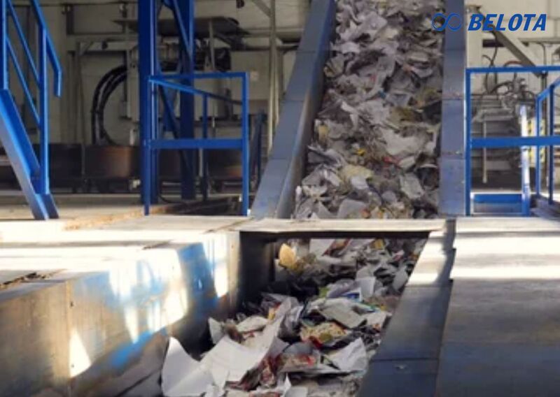 Băng tải giấy vụn hoạt động liên tục với tốc độ ổn định, giúp vận chuyển khối lượng lớn giấy vụn nhanh chóng