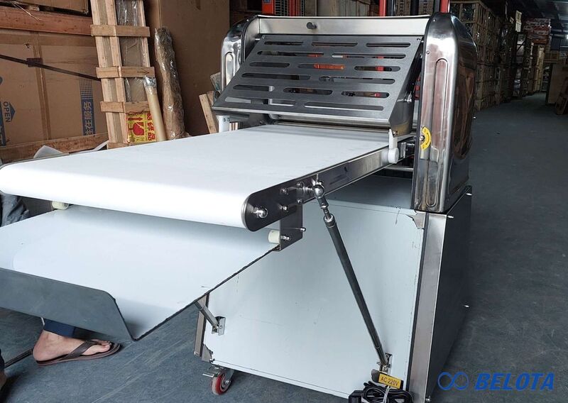 Băng tải giúp đưa bột vào lô cán và hồi bột trở lại mà không cần người thao tác nhiều