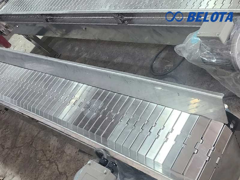 Băng tải inox được sử dụng tải chai thủy tinh có tải trọng lớn
