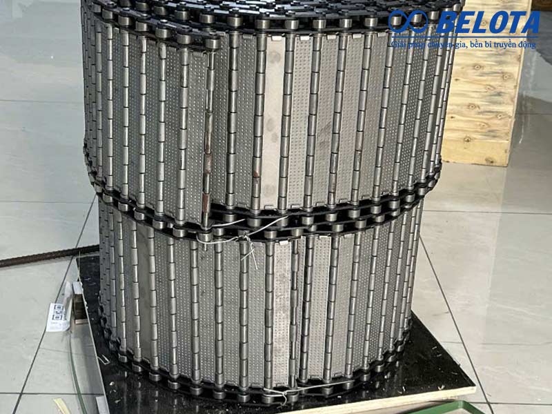 Băng tải lưới bản được chế tạo từ tấm inox nguyên bản dập lỗ