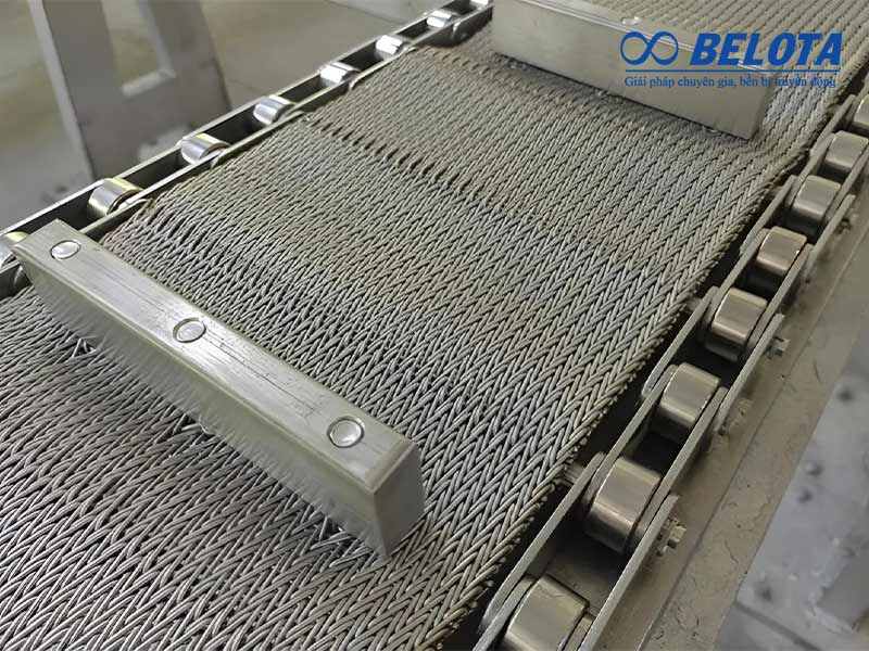 Các sợi inox được đan lồng vào nhau với mật độ cao