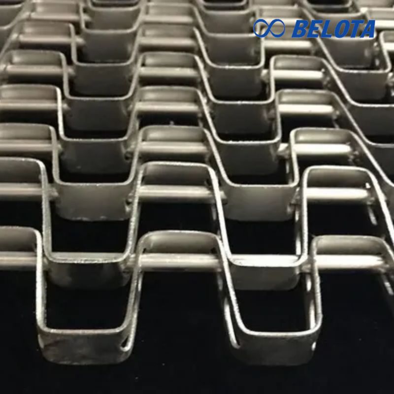 Băng tải lưới inox móng ngựa được cấu tạo từ các mắt lưới dạng chữ U và liên kết với nhau bằng thanh ty