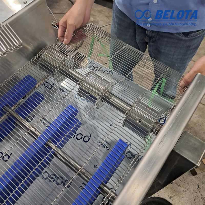 Băng tải lưới Inox sợi thang dùng cơ chế truyền động bằng bánh nhông
