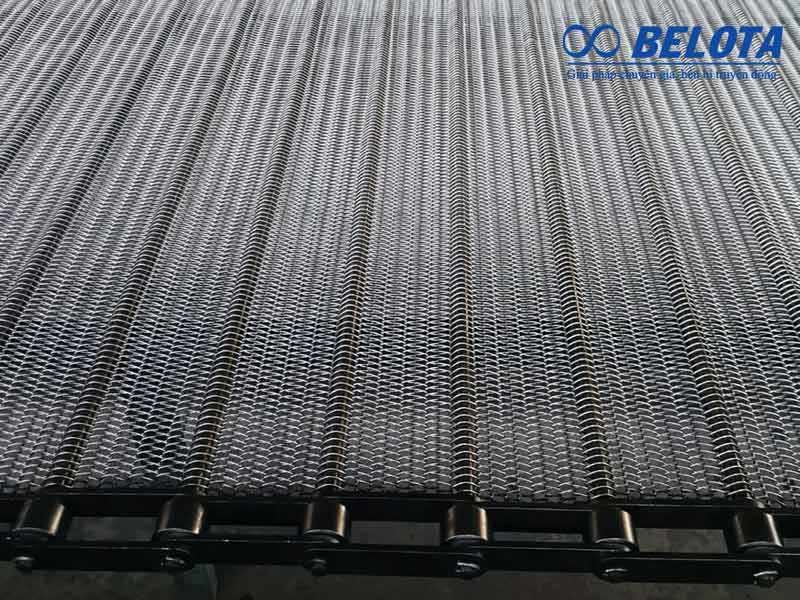 Băng tải lưới mắt cáo được kết hợp với biên xích tăng khả năng chịu tải