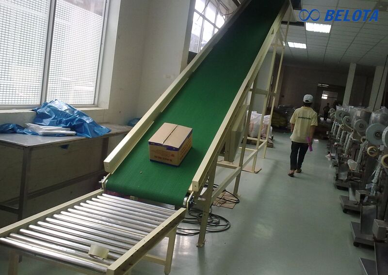 Băng tải nghiêng giúp nâng sản phẩm từ vị trí thấp lên vị trí cao trong dây chuyền đóng gói