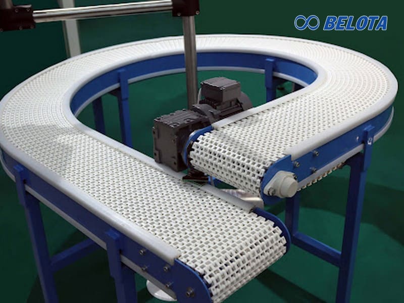 băng tải nhựa chạy cong cho phép vận chuyển sản phẩm theo góc cong từ 30° đến 360°