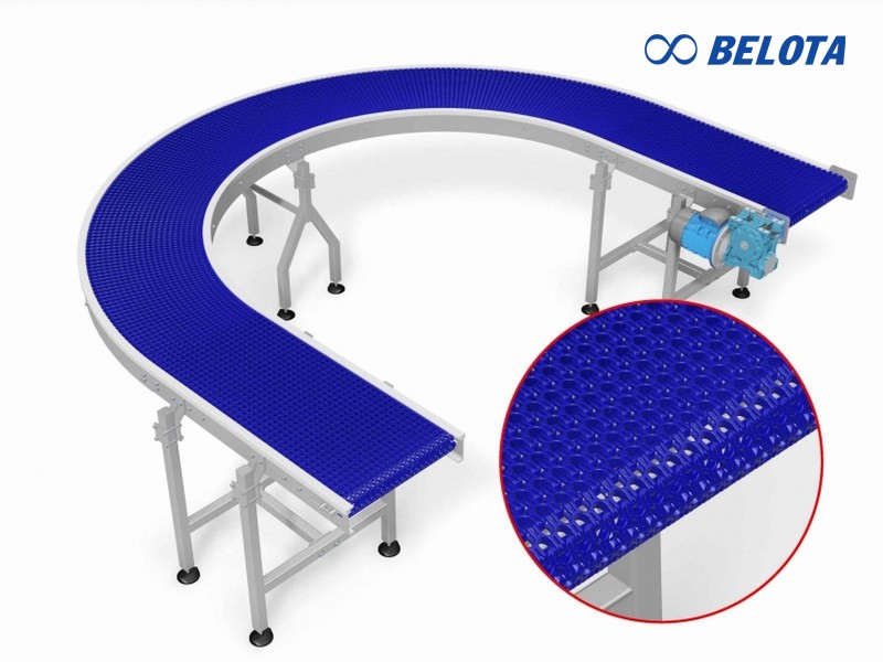 Băng tải nhựa chạy cong là hệ thống vận chuyển sử dụng bề mặt làm từ các mô-đun nhựa hoặc xích tấm nhựa liên kết lại với nhau bằng các chốt
