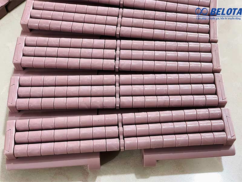 Băng tải nhựa mặt con lăn chuyển hướng có thể thiết kế phù hợp với nhu cầu vận hành