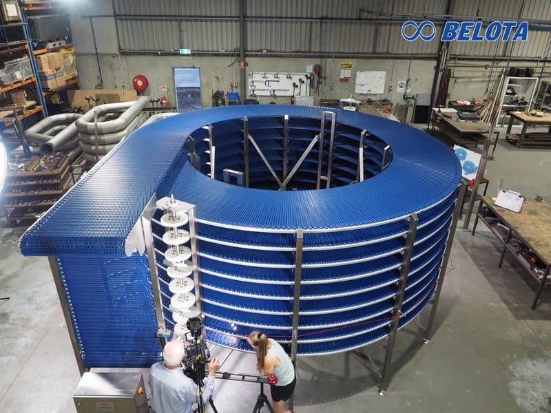 Băng tải nhựa xoắn ốc được thiết kế theo cấu trúc hình học trôn ốc, xoay quanh một trục trung tâm