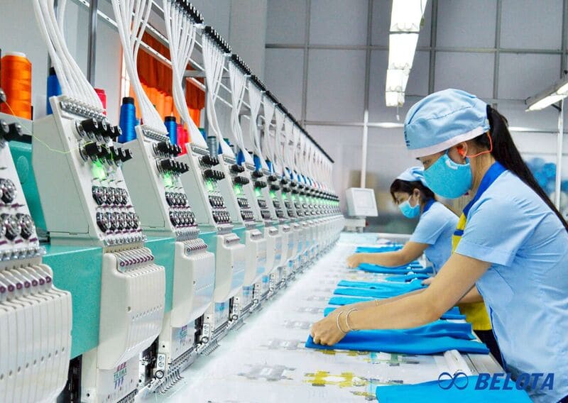 băng tải PVC được tích hợp ngay tại khu vực cắt để vận chuyển chi tiết vải sang công đoạn may