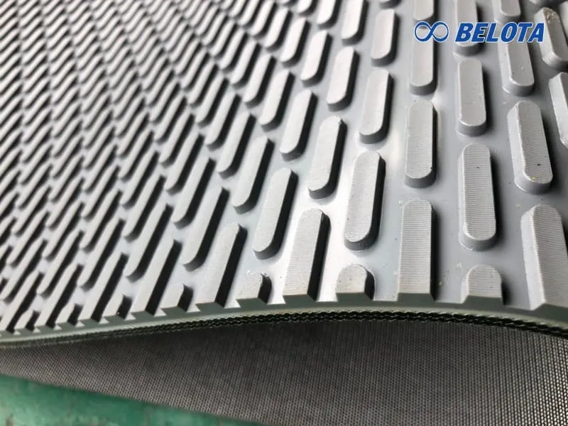 Băng tải PVC hạt dưa có bề mặt được tạo thành từ những gồ nổi nhỏ li ti