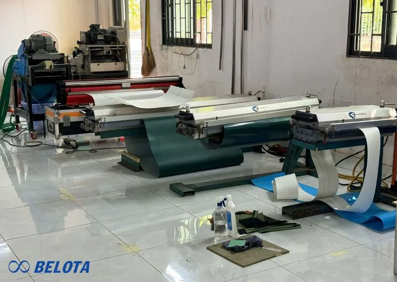 Băng tải PVC là một trong những loại băng tải được sử dụng rộng rãi nhất hiện nay nhờ trọng lượng nhẹ, độ linh hoạt cao, giá thành hợp lý