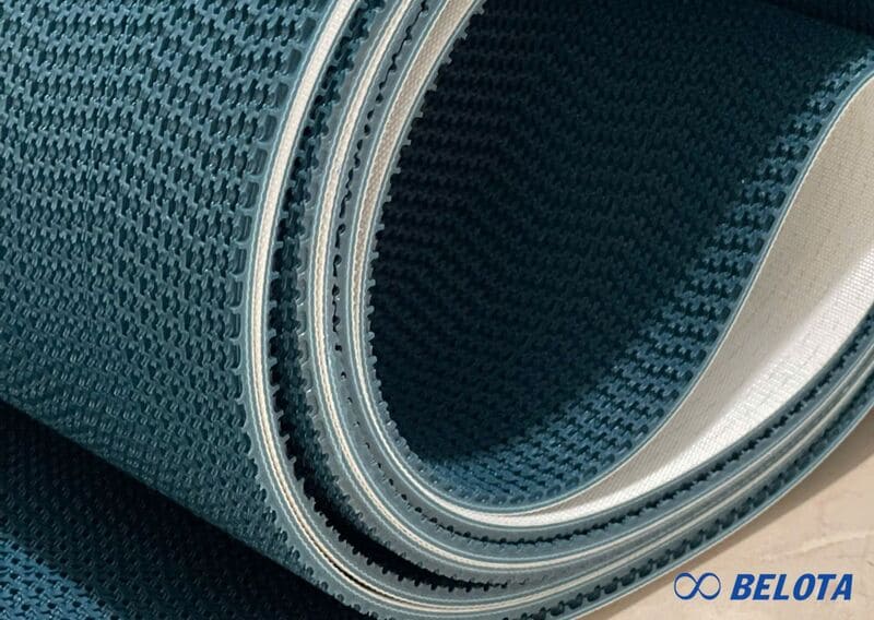 Băng tải PVC nhám gai được thiết kế với cấu trúc nhiều lớp