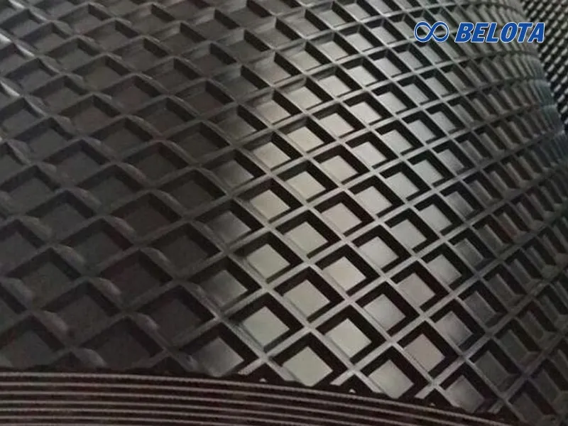 Băng tải PVC ô vuông có thiết kế bề mặt hoa văn dạng ô vuông nổi
