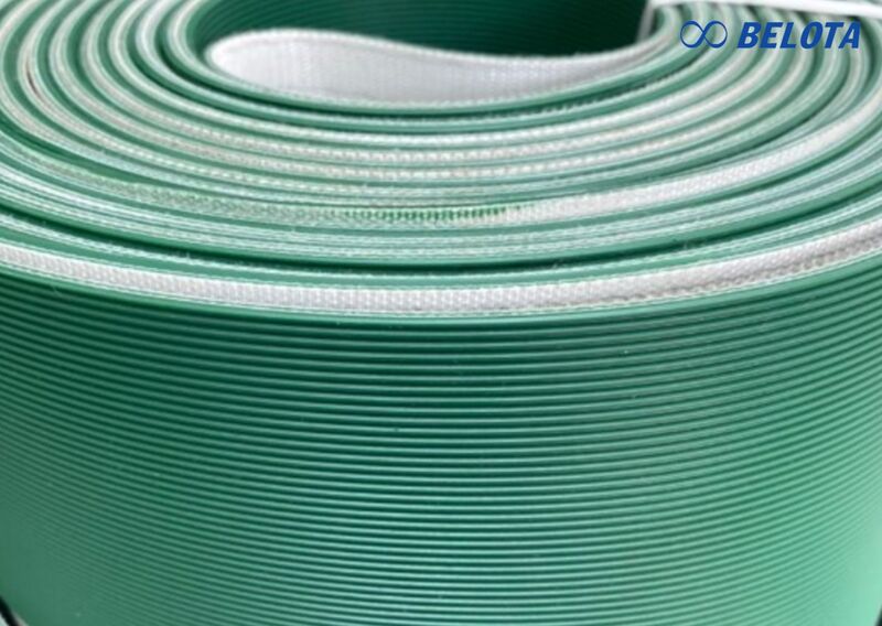 Băng tải PVC sọc dọc có bề mặt được thiết kế các đường gân nổi chạy dọc theo chiều chuyển động