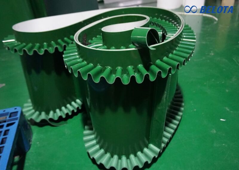Băng tải PVC tai bèo là loại băng tải sử dụng dây belt băng tải PVC có gắn thêm phần tai bèo ở hai bên mép băng tải