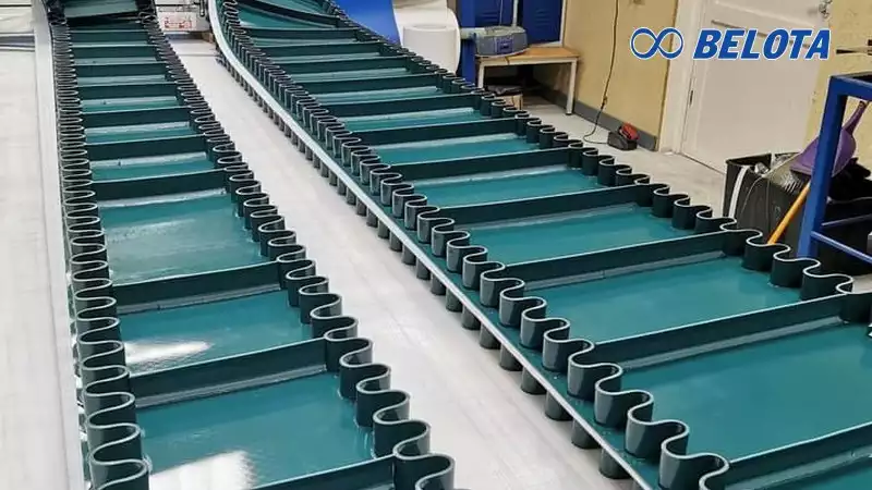 Băng tải PVC xanh tai bèo có rãnh hoặc gờ có dạng răng cưa