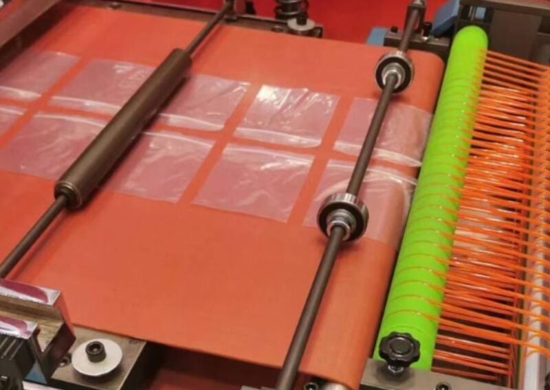 Băng tải silicon thường được lắp đặt cho máy làm túi, máy hàn miệng túi và máy cắt túi tự động