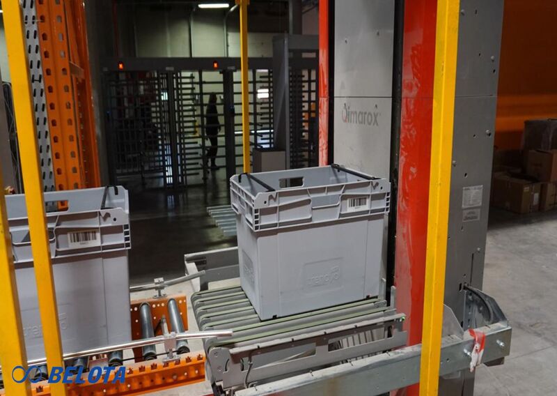 Băng tải thẳng đứng được thiết kế để đưa hàng hóa di chuyển lên cao hoặc xuống thấp theo phương thẳng đứng