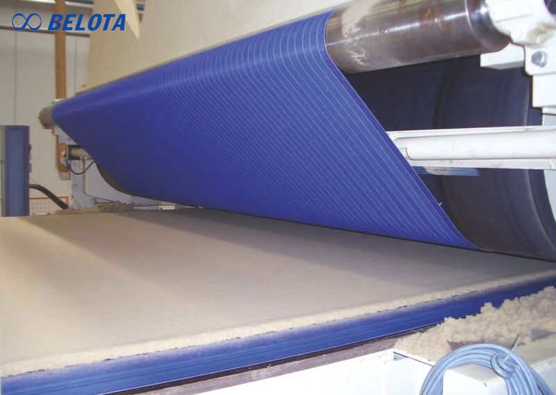 Băng tải trải thảm sử dụng bề mặt phủ TPU kết hợp lớp chịu lực Polyester