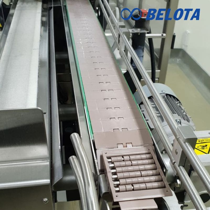 Băng tải xích nhựa chạy thẳng dùng để vận chuyển sản phẩm theo đường thẳng trong dây chuyền sản xuất