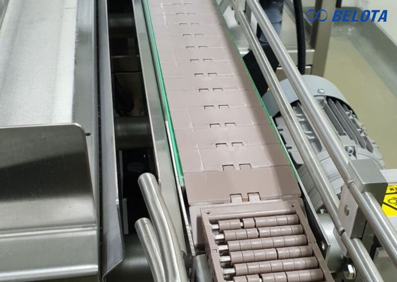 Băng tải xích nhựa là hệ thống vận chuyển công nghiệp sử dụng các dây xích bằng nhựa kỹ thuật
