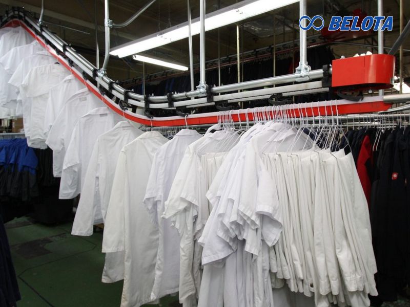 Băng tải xích treo dây chuyền may mặc