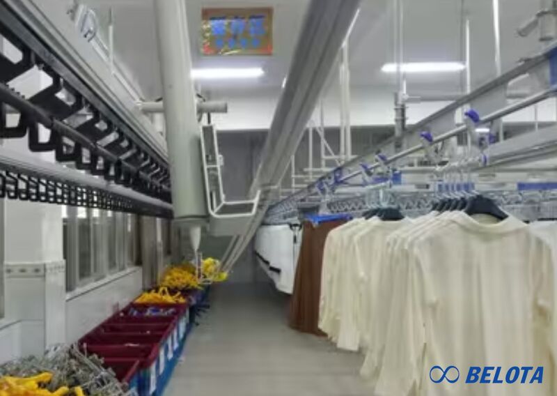 Băng tải xích treo được ứng dụng trong các dây chuyền may mặc tự động để vận chuyển bán thành phẩm hoặc thành phẩm treo trực tiếp trên mó