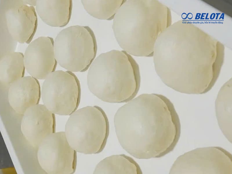Bánh mì được vo tròn để chuẩn bị cho bước tạo hình tiếp theo