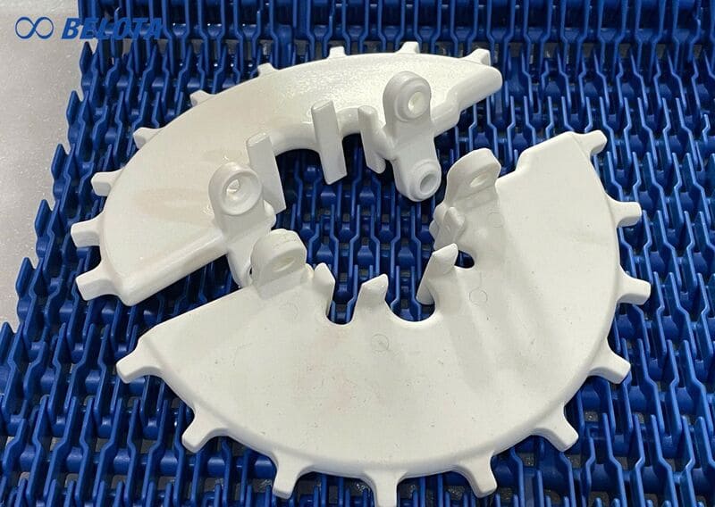 Bánh nhông được sản xuất với nhiều vật liệu như PA (Nylon), nhựa kỹ thuật, thép hoặc inox