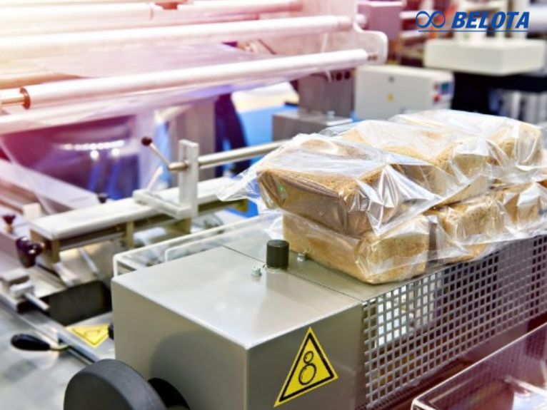 Bánh sau khi làm nguội sẽ được chuyển đến khu vực băng tải indate để đóng gói