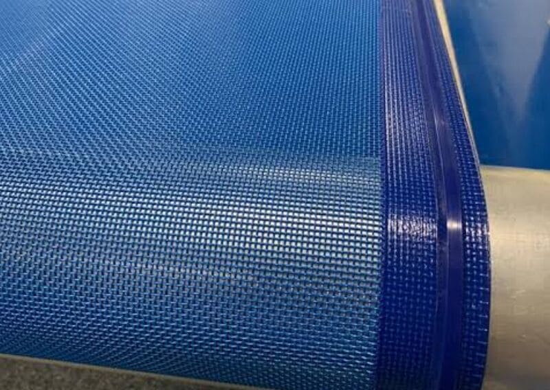 Bao lâu nên vệ sinh băng tải lưới Polyester