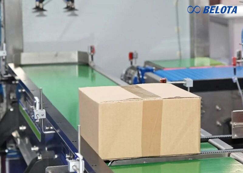 Bề mặt dây PVC phẳng, độ ma sát ổn định giúp vận chuyển hộp giấy, túi nhựa, chai lọ hoặc bao bì nhẹ một cách êm ái