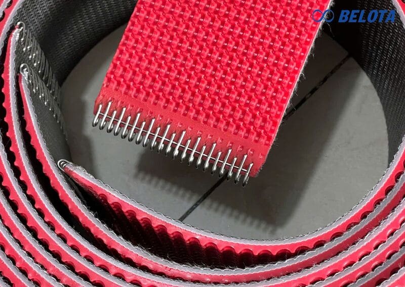 Bề mặt gai hoặc nhám giúp tăng ma sát giữa băng tải và sản phẩm