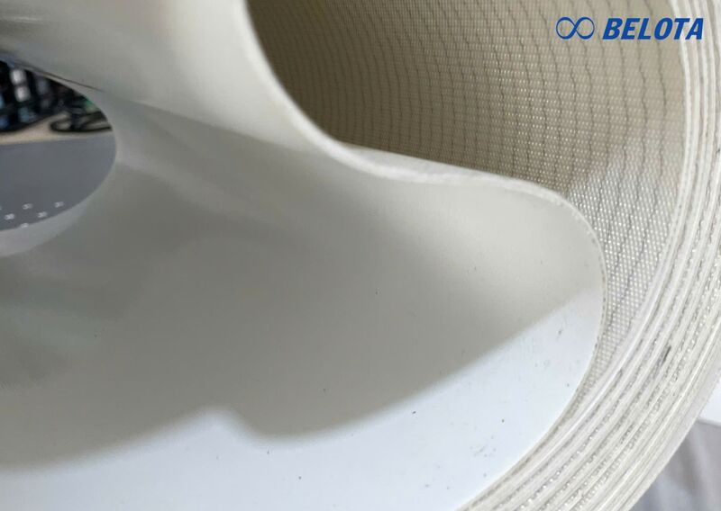 Bề mặt trơn mịn, không xốp; màu trắng giúp dễ phát hiện và làm sạch vết bẩn nhanh chóng